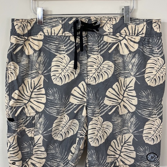 Quiet Storm Men's 8" Inseam Banana Leaf Bathing Suit Size 36 - Picture 2 of 11